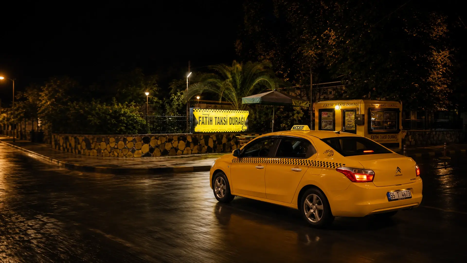 Bafra gece yolunda ilerleyen tamamen sarı Citroën C-Elysée taksi