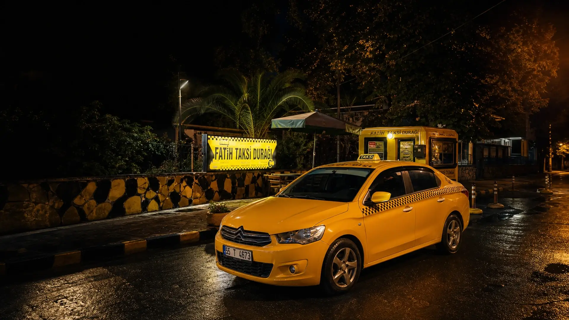 Gece Fatih Taksi Durağı önünde tamamen sarı Citroën C-Elysée taksi